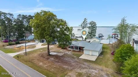1922 Bella Coola Road Lake Waccamaw NC 28450