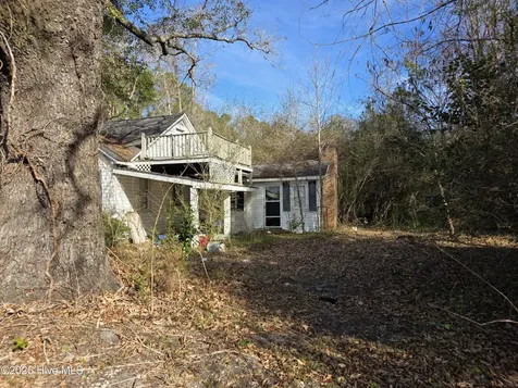 1081 Red Bug Road Hallsboro NC 28442
