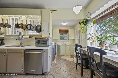 2812 Evans Street Morehead City NC 28557