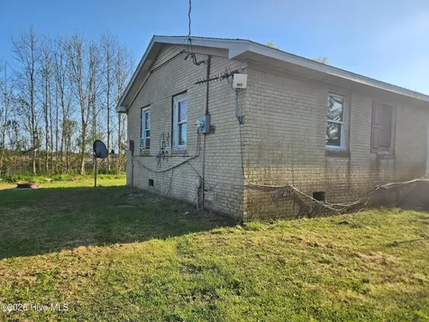 1729 Swamp Road Engelhard NC 27824