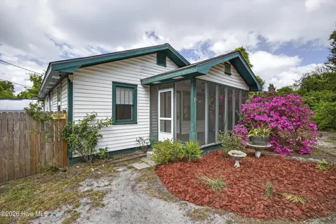 2240 W Lake Shore Drive Wilmington NC 28401