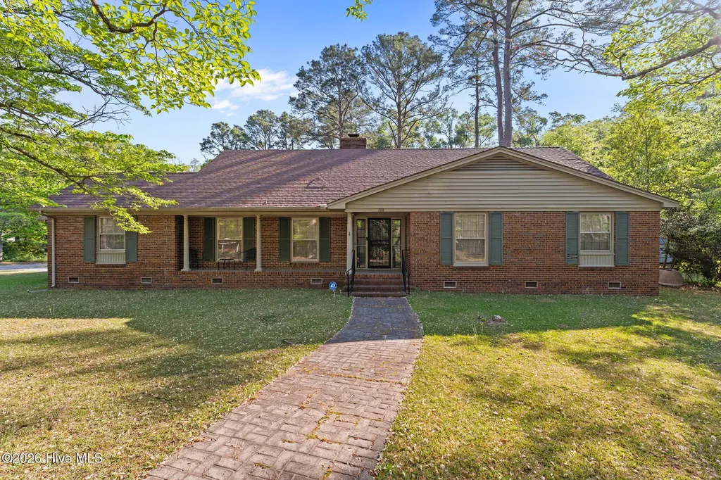 708 Frederick Avenue Laurinburg NC 28352