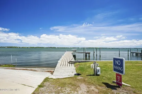 312 Mcginnis Drive Pine Knoll Shores NC 28512