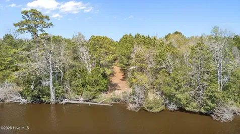 4160 Freedom Way Hubert NC 28539