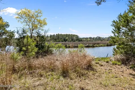 4160 Freedom Way Hubert NC 28539