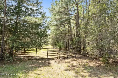 4160 Freedom Way Hubert NC 28539