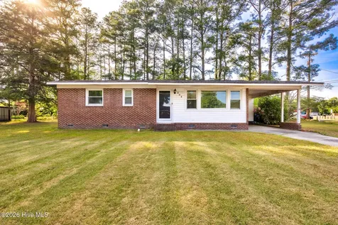 302 W 3rd Avenue Raeford NC 28376