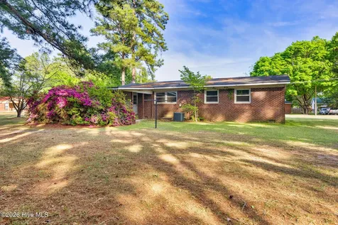 302 W 3rd Avenue Raeford NC 28376