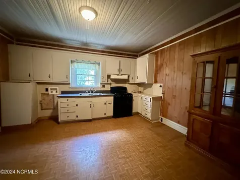 114 Rhodes Avenue Windsor NC 27983