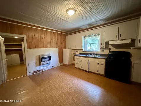 114 Rhodes Avenue Windsor NC 27983