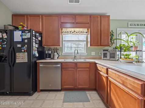 140 Van Riggs Road Hubert NC 28539