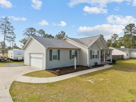 140 Van Riggs Road Hubert NC 28539