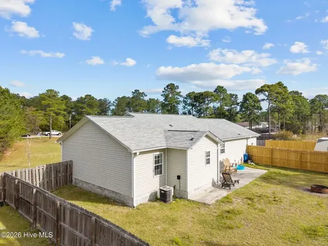 140 Van Riggs Road Hubert NC 28539