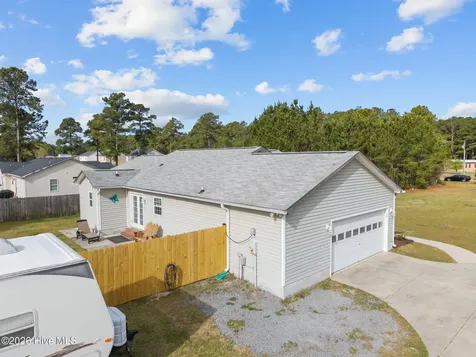 140 Van Riggs Road Hubert NC 28539