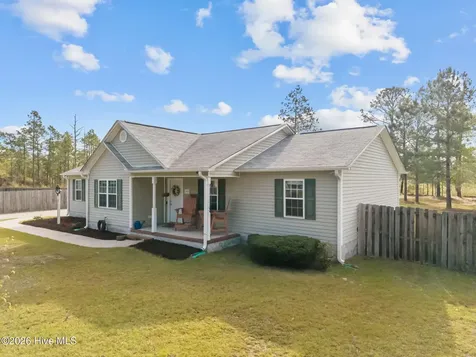 140 Van Riggs Road Hubert NC 28539