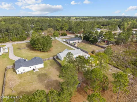 140 Van Riggs Road Hubert NC 28539