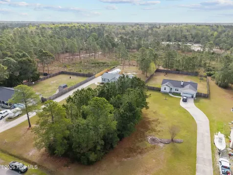 140 Van Riggs Road Hubert NC 28539