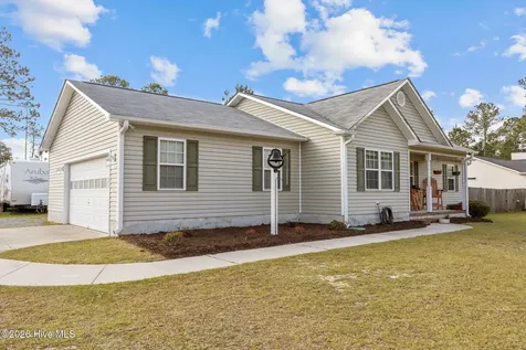 140 Van Riggs Road Hubert NC 28539