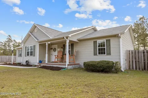 140 Van Riggs Road Hubert NC 28539
