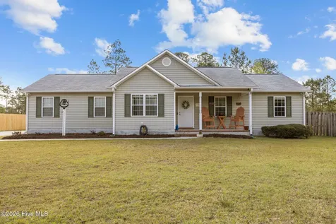 140 Van Riggs Road Hubert NC 28539