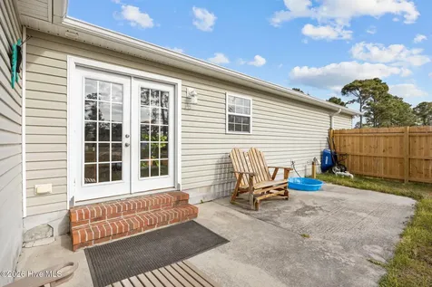 140 Van Riggs Road Hubert NC 28539