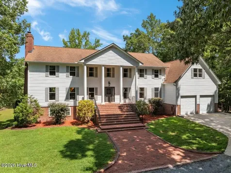 108 Farmington Road Grimesland NC 27837