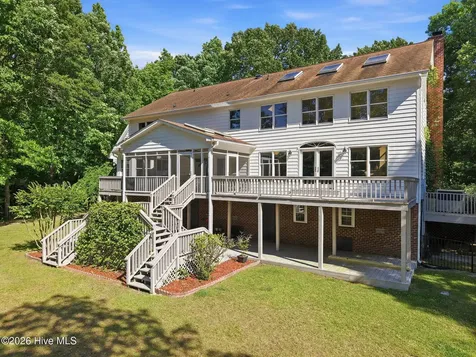 108 Farmington Road Grimesland NC 27837