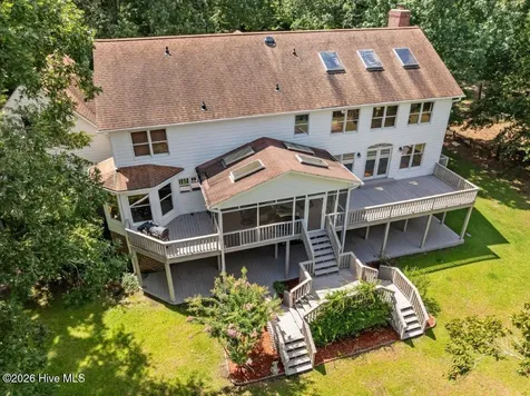 108 Farmington Road Grimesland NC 27837