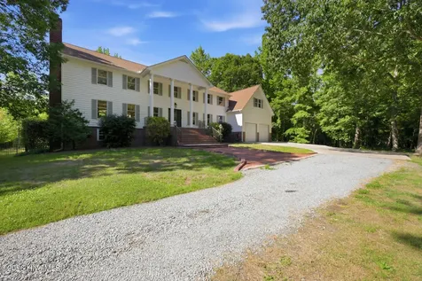108 Farmington Road Grimesland NC 27837