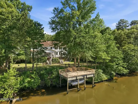 108 Farmington Road Grimesland NC 27837