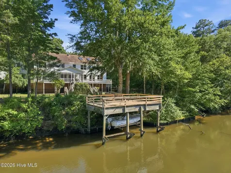 108 Farmington Road Grimesland NC 27837