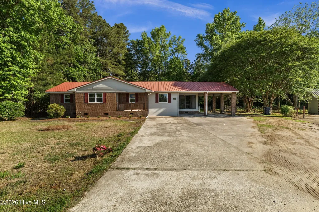 11073 Sam Potts Highway Lake Waccamaw NC 28450