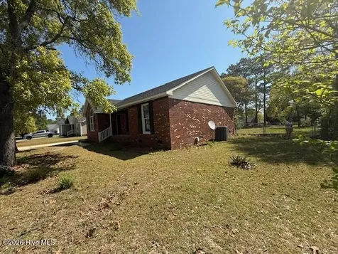 162 E Twelve Oaks Road Raeford NC 28376