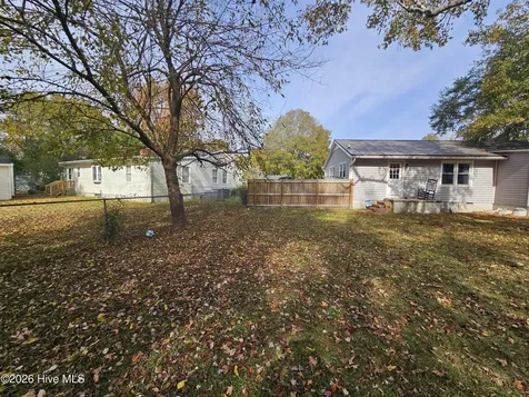 16 White Oak Street Jacksonville NC 28540