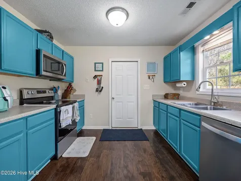 210 Bobwhite Road Hubert NC 28539