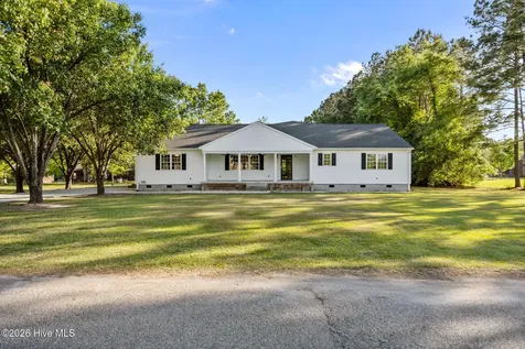 113 Stuart Avenue Lake Waccamaw NC 28450