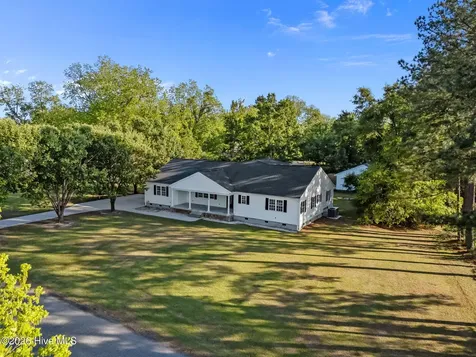113 Stuart Avenue Lake Waccamaw NC 28450