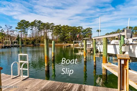105 Alexandra Court Morehead City NC 28557