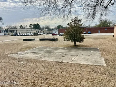 204 E Railroad Street Laurinburg NC 28352