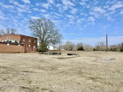 204 E Railroad Street Laurinburg NC 28352