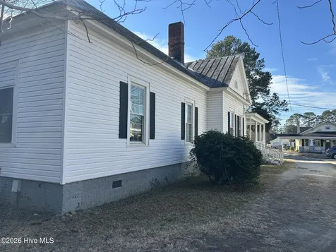 208 W College Street Mount Olive NC 28365