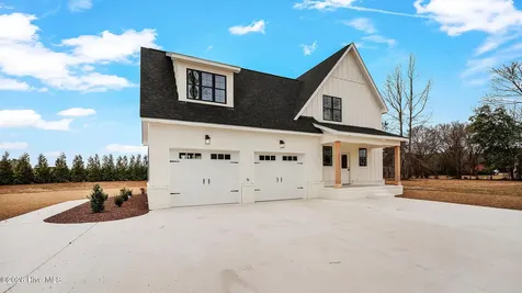 2827 Landing Circle Grimesland NC 27837