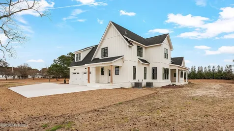2827 Landing Circle Grimesland NC 27837