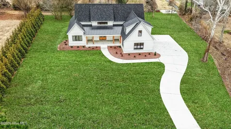 2827 Landing Circle Grimesland NC 27837