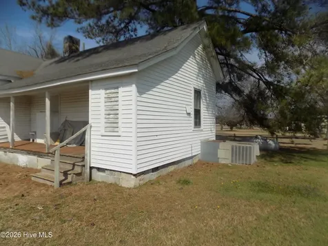 1527 Hwy 123 S Hookerton NC 28538