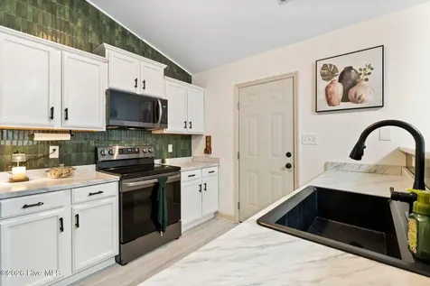 225 Lockwood Court Hubert NC 28539