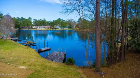 302 Plantation Drive New Bern NC 28562