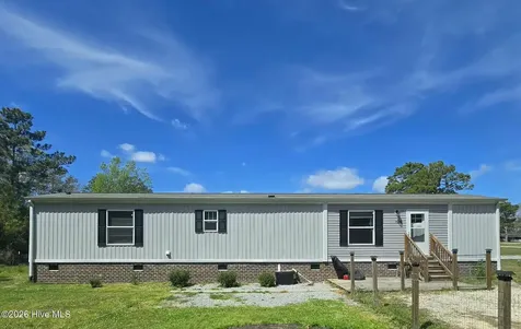 728 James Street Hubert NC 28539