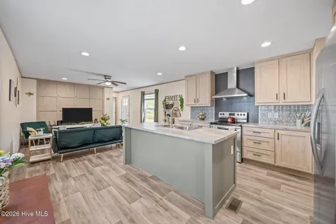 728 James Street Hubert NC 28539