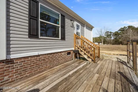 728 James Street Hubert NC 28539